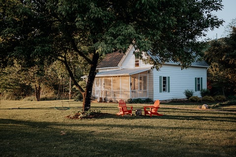 The Roy Tritt House - Historic Farm House Getaway