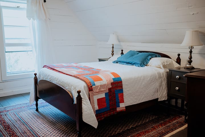 Спална соба бр. 2 на вториот кат - кревет во целосна големина.