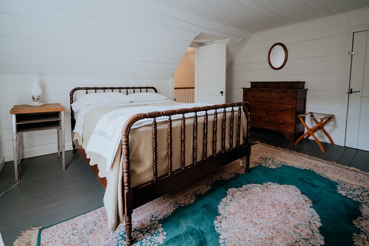 Спална соба бр. 3 на вториот кат - кревет во целосна големина.