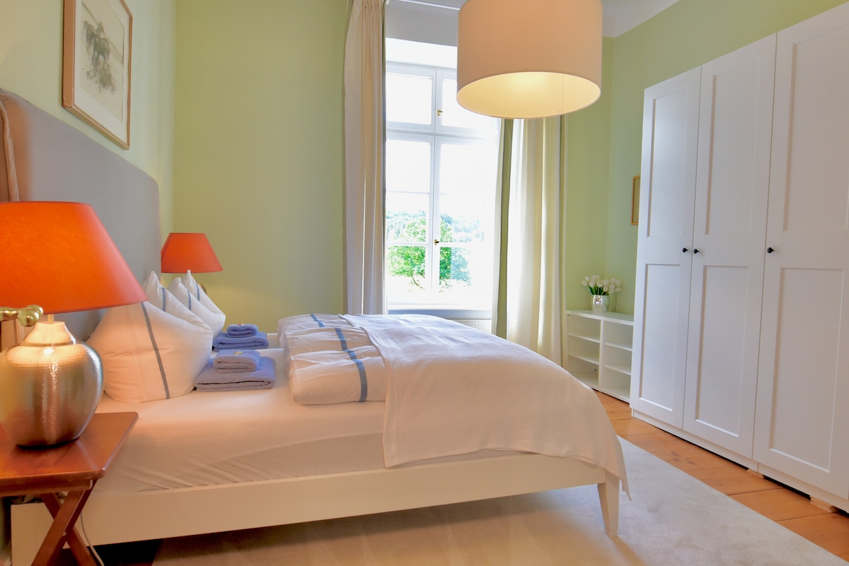 Schlafzimmer mit Parkblick / Schlafzimmer mit Blick auf die Gärten