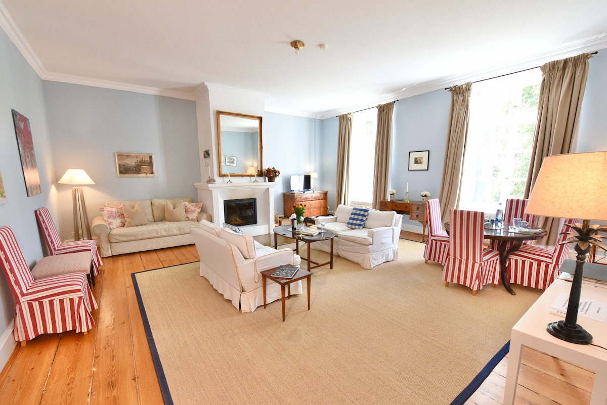 Kaminzimmer mit Schlafsofa (Breite: 1,40 m)/ Wohnzimmer mit Ausziehbarer Schlafsofa (Breite: 1,40 m / 55 in)