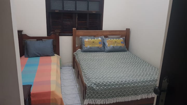 Dhomë gjumi 1 (suitë) me 1 krevat dopio dhe 1 krevat tek 