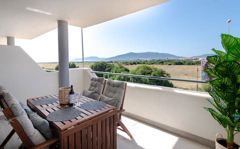 ☆ Apt w Beach/Mountain Views,  Pool and Parking ☆