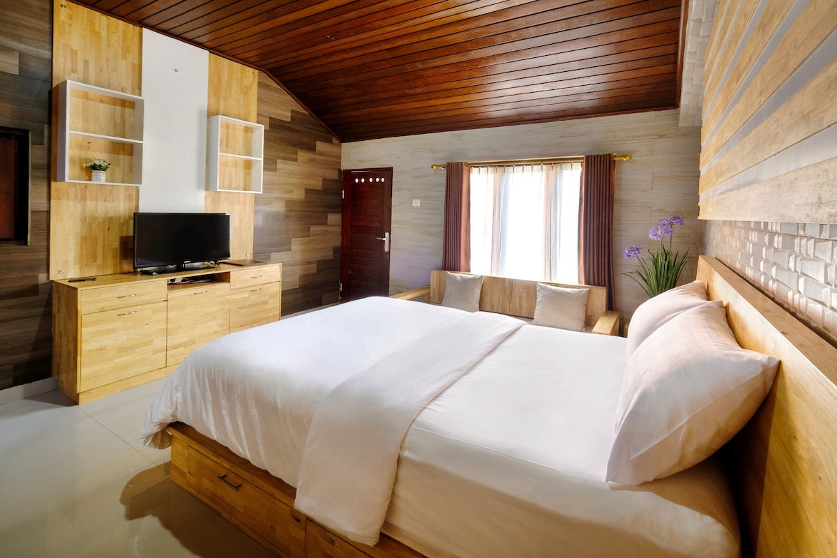 אנו משתמשים בסגנון מינימליסטי מודרני לחדר השינה, לטלוויזיה יש ערוץ מקומי עם מכשיר הטלת כרום 