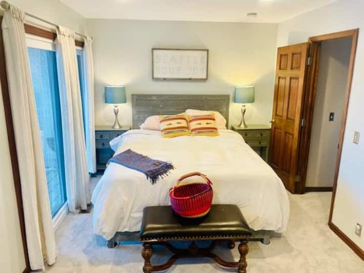 חדר שינה ראשי עם מיטת קווין סייז XL.