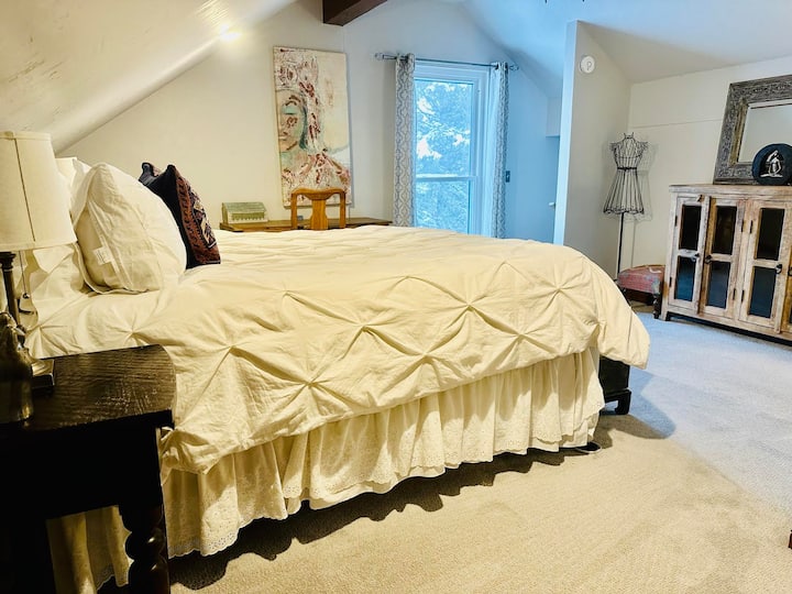 חדר שינה בקומה השלישית עם נוף לאתר הנופש פארק סיטי.