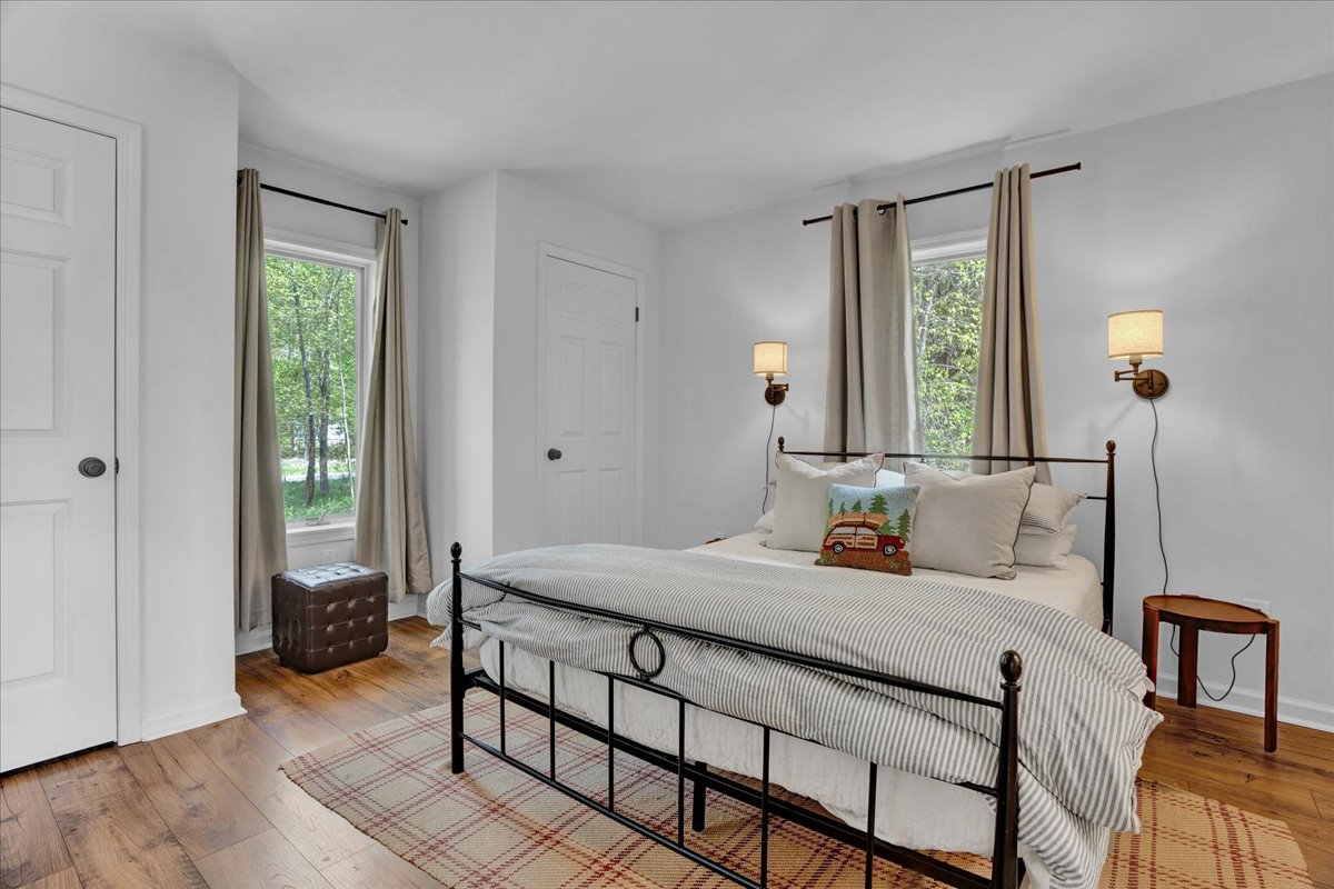 Dormitorio principal en la planta baja con una cama tamaño queen 