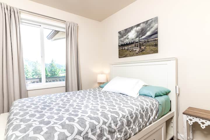 חדר שינה מלא ללא ארון, במיטה בגודל מלא יש אחסון מגירה מובנה. שני שולחנות צדדיים עם שקעי חשמל נגישים נמצאים בכל אחד מצידי המיטה.