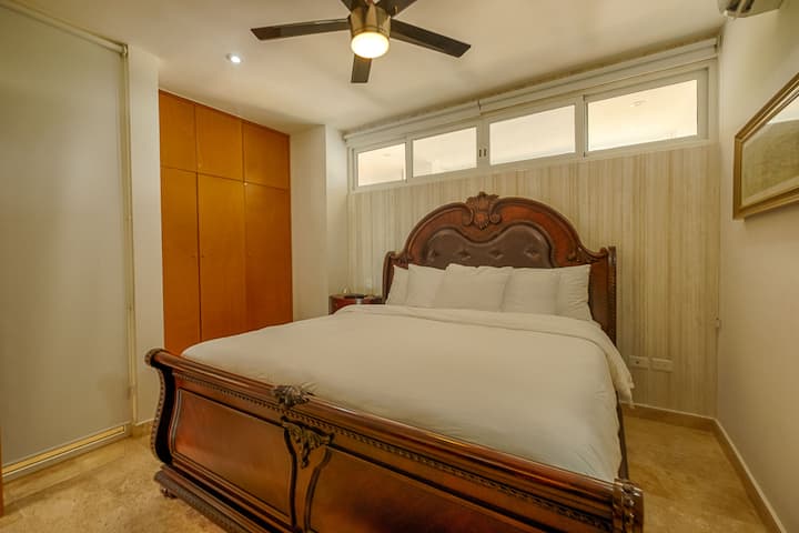 Amplio y elegantemente amueblado, este dormitorio tamaño king de California ofrece amplio espacio para tu comodidad. Con su impresionante diseño y su generoso espacio, es realmente un hermoso santuario para descansar y relajarse.
