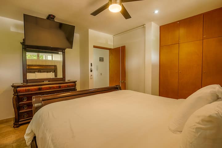 ¡Hola! Entonces, quería contarte sobre esta increíble habitación de abajo. ¡Es realmente algo especial! No creerás lo acogedor y atractivo que es. En serio, es como entrar en un pequeño trozo de paraíso.