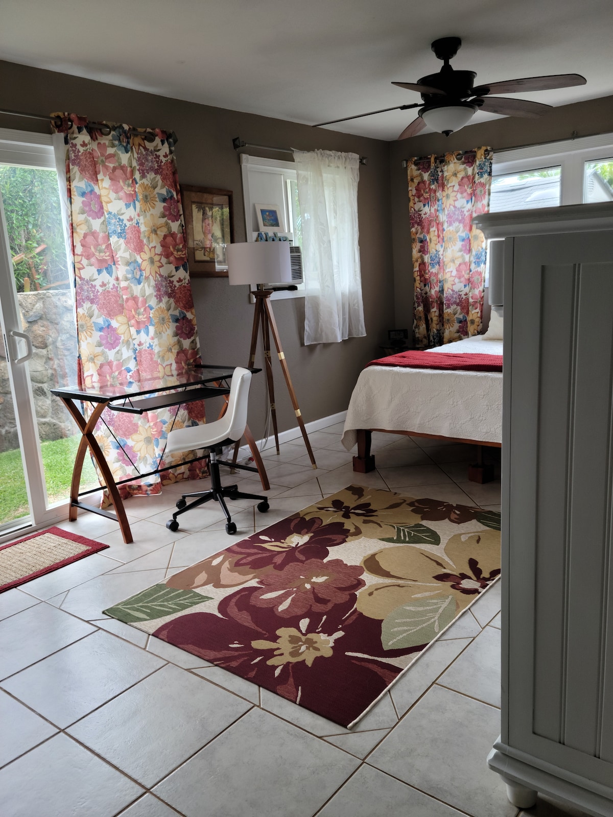 当您穿过大门时，走进熔岩房