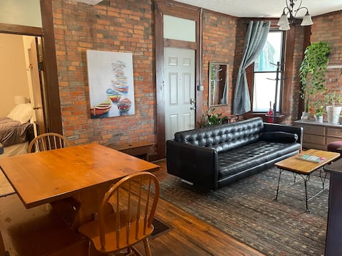 Popular Airbnb listing: Cozy Short North Brick Condo - 1 block off High St in Victorian Village