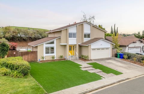 Beautiful Huge Home with a pool close to Napa & SF