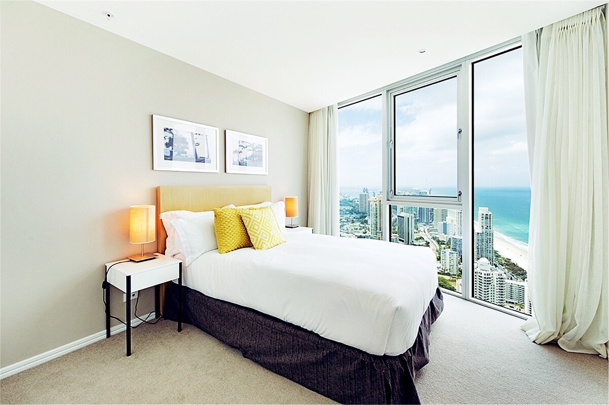 Спална соба 3. Има двоен кревет. Прекрасен поглед кон океанот, сончев, чист и пространа, удобна постелнина.