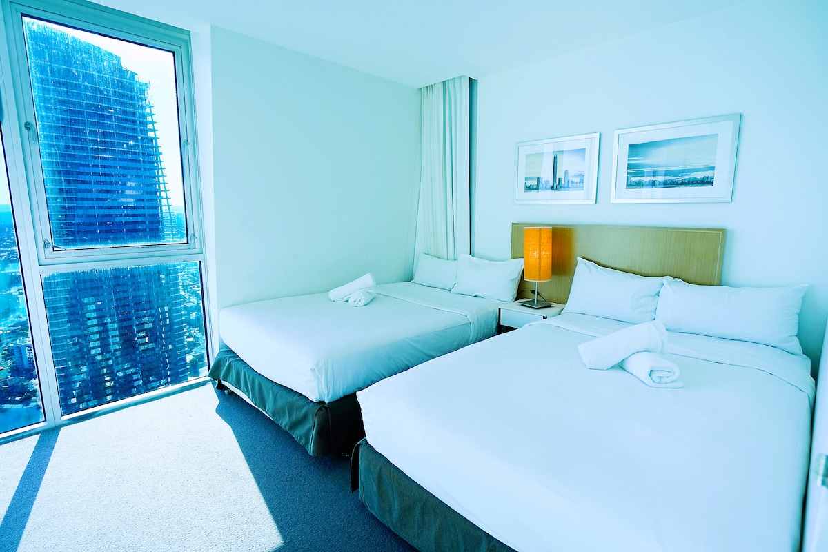 Спална соба4. Има 2 брачни кревета. Прекрасен поглед кон океанот, сончев, чист и пространа, удобна постелнина.