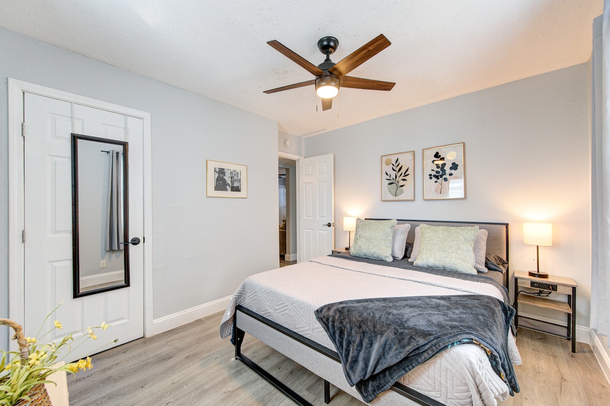 Matrac s pamäťovou penou a nočné stolíky/lampy s USB a zásuvkami