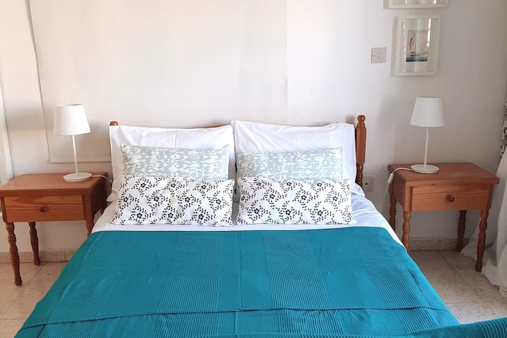 ห้องนอนโปร่งสว่างและกว้างขวางพร้อมฟูกนอนและหมอนกายวิภาค  
