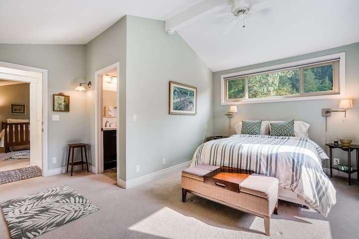 Chumba cha kulala cha msingi kilicho na kitanda cha ukubwa wa malkia na bafu ya kibinafsi.