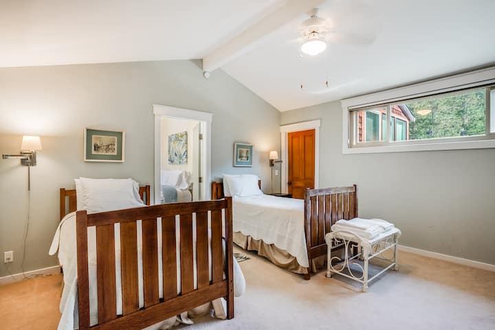 Chumba cha kulala cha pili na vitanda viwili.