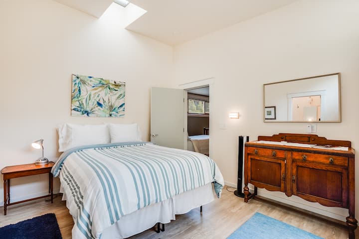 Chumba cha kulala cha tatu na kitanda cha ukubwa wa malkia na bafu ya kibinafsi.