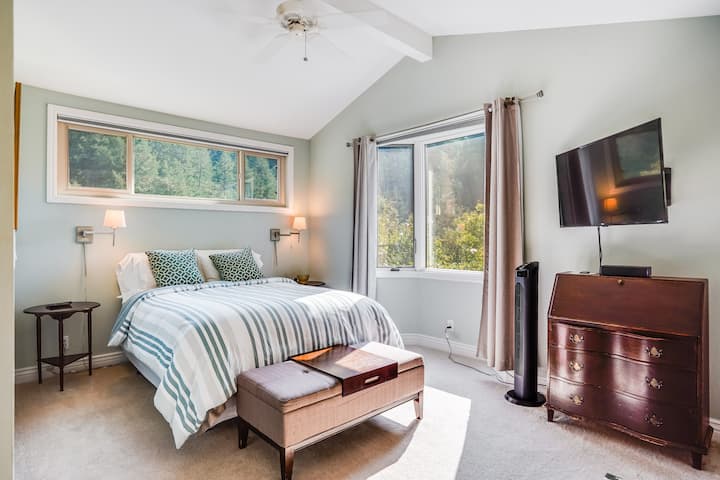 Chumba cha kulala cha msingi kilicho na kitanda cha ukubwa wa malkia na bafu la kujitegemea. Televisheni ya skrini ya inchi 42.