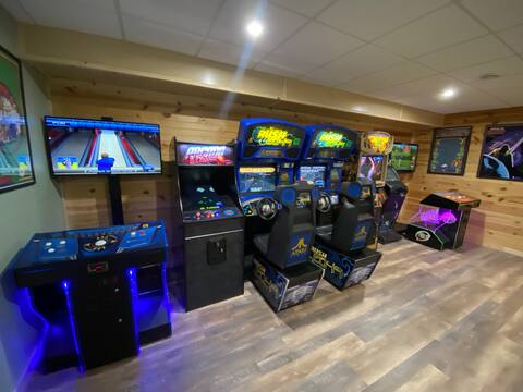 FIRST CLASS" BIG MOMMA"- 19 person home- ARCADE