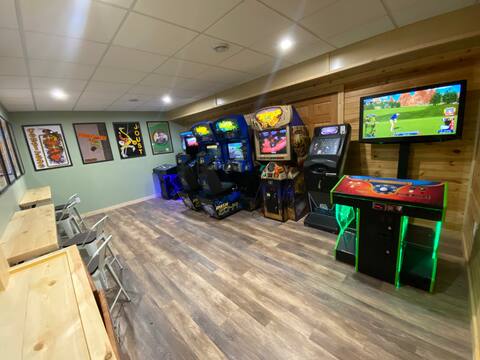 FIRST CLASS" BIG MOMMA"- 19 person home- ARCADE