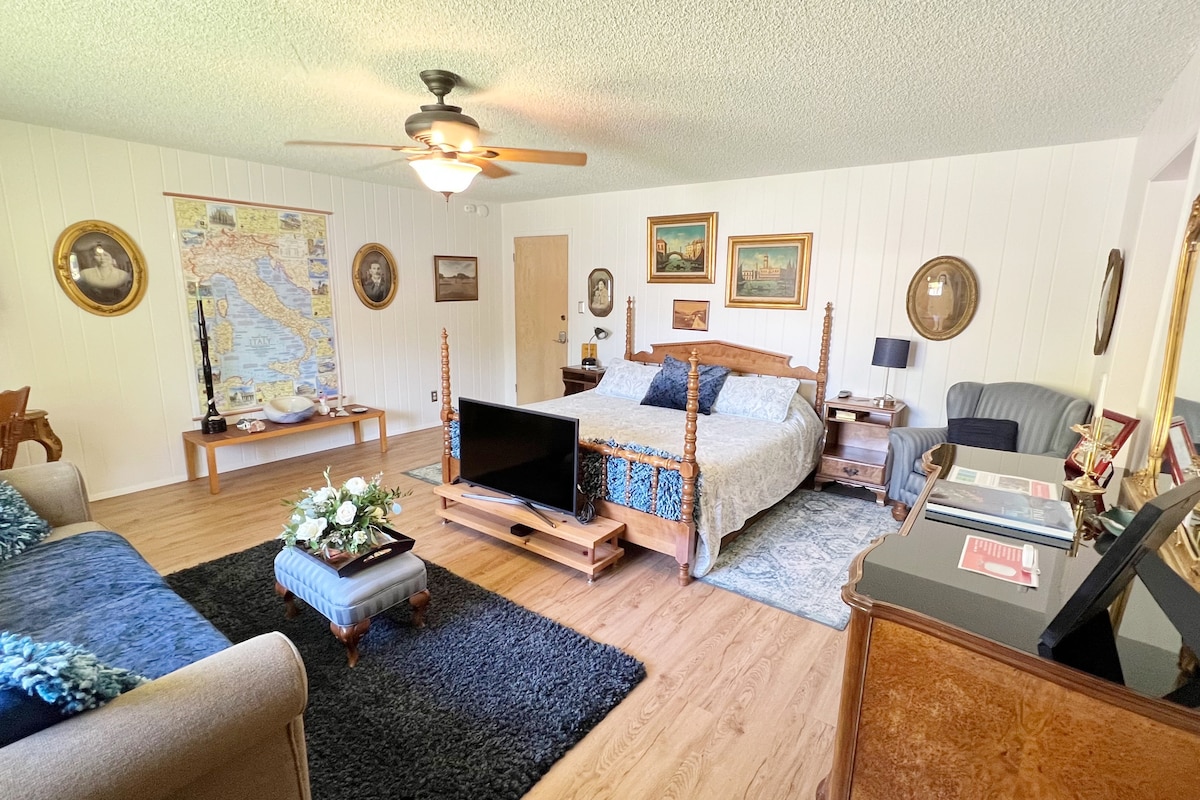 Habitación súper grande con sofá, silla en el ala, TV de alta definición con dispositivo AppleTV, incluidos los servicios de streaming más populares. Baño privado, cama climatizada, control de aire acondicionado en suite para el control de temperatura personal de tu espacio. ¡Oh! y RELACIÓN CALIDAD-PRECIO.