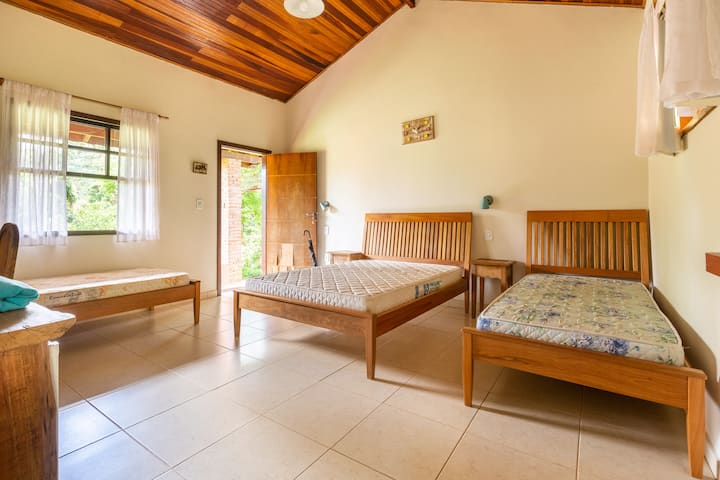 الصحن الثالث - شاليه 5 بحمامه الخاص وطاولاته وأماكن لدعم الحقيبة. هناك أرجوحة ومدفأة* وبار صغير.
- سرير مزدوج وسريران فرديان.
*يرجى عدم استخدام الموقد.