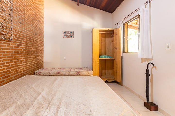 الهضبة الثانية - شاليه 2 مع حمام خاص وطاولات وأماكن لدعم الحقيبة. هناك أرجوحة داخل الخزانة.  
- سرير كوين وسرير فردي.