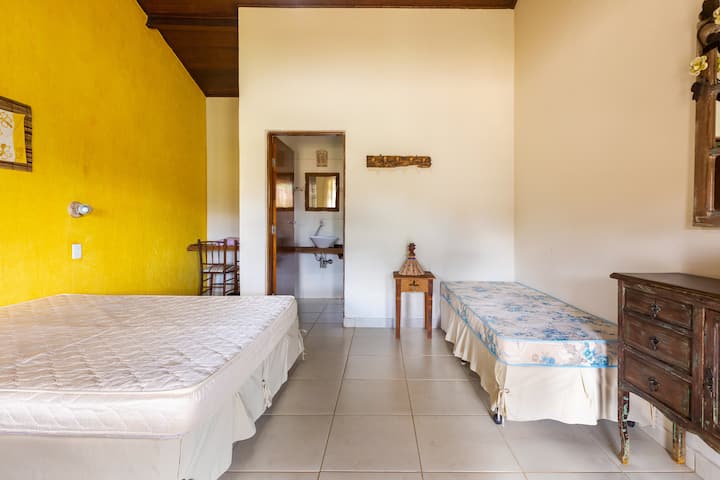 قاعة بلاتو - شاليه 8 مع حمام خاص بها وطاولات وأماكن لدعم الحقيبة. هناك أرجوحة وخزانة.
- سرير كوين وسريران فرديان.