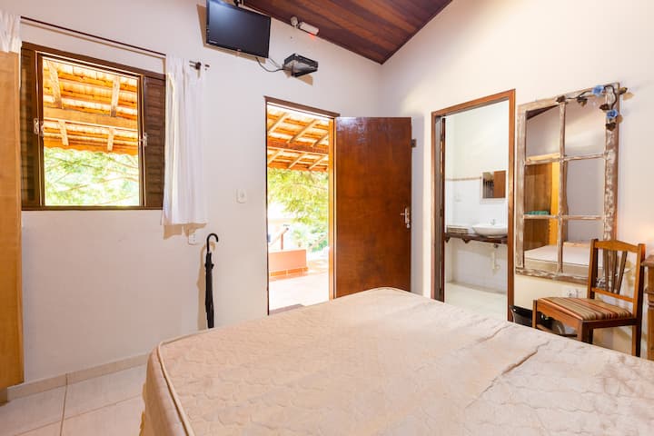 الهضبة الثانية - شاليه 3 مع حمام خاص وطاولات وأماكن لدعم الحقيبة. هناك أرجوحة داخل الخزانة. 
- سرير كوين وسرير فردي.