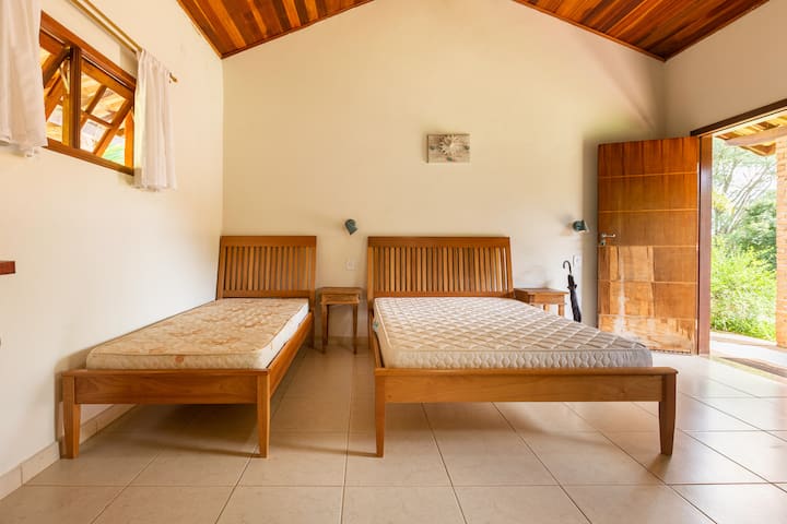 الصحن الثالث - شاليه 6 بحمامه الخاص وطاولاته وأماكن لدعم الحقيبة. هناك أرجوحة ومدفأة* وبار صغير.
- سرير مزدوج وسريران فرديان.
*يرجى عدم استخدام الموقد.