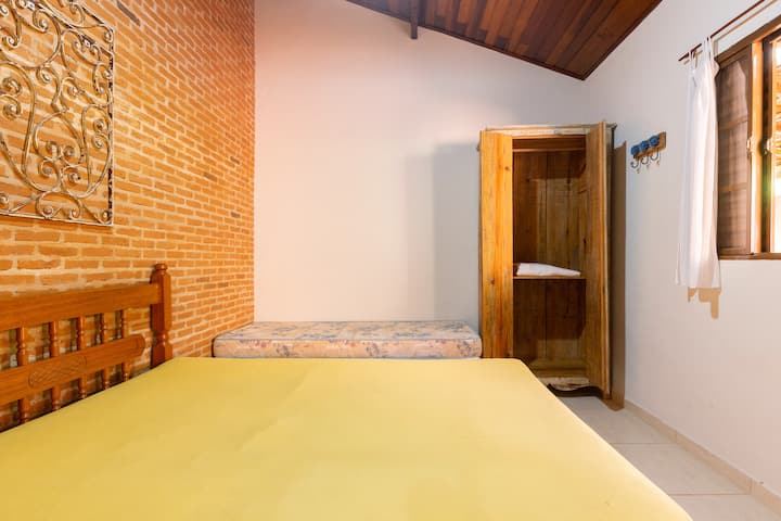 الهضبة الثانية - شاليه 4 مع حمام خاص وطاولات وأماكن لدعم الحقيبة. هناك أرجوحة داخل الخزانة. 
- سرير كوين وسرير فردي.