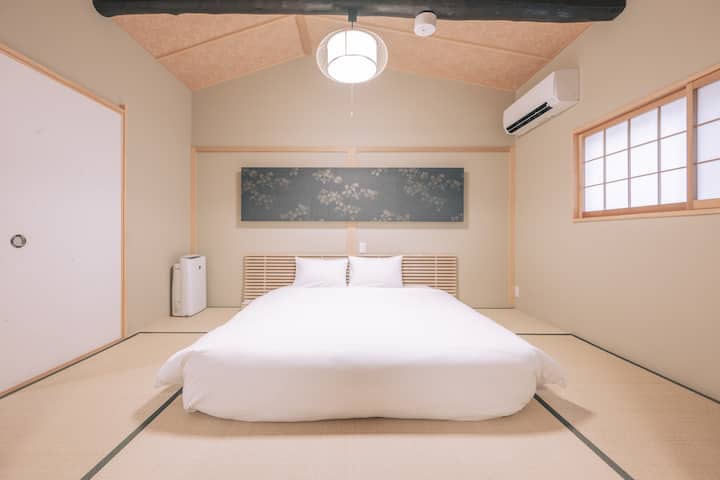 Habitación con cama doble en 2F | 2樓的雙人床臥室