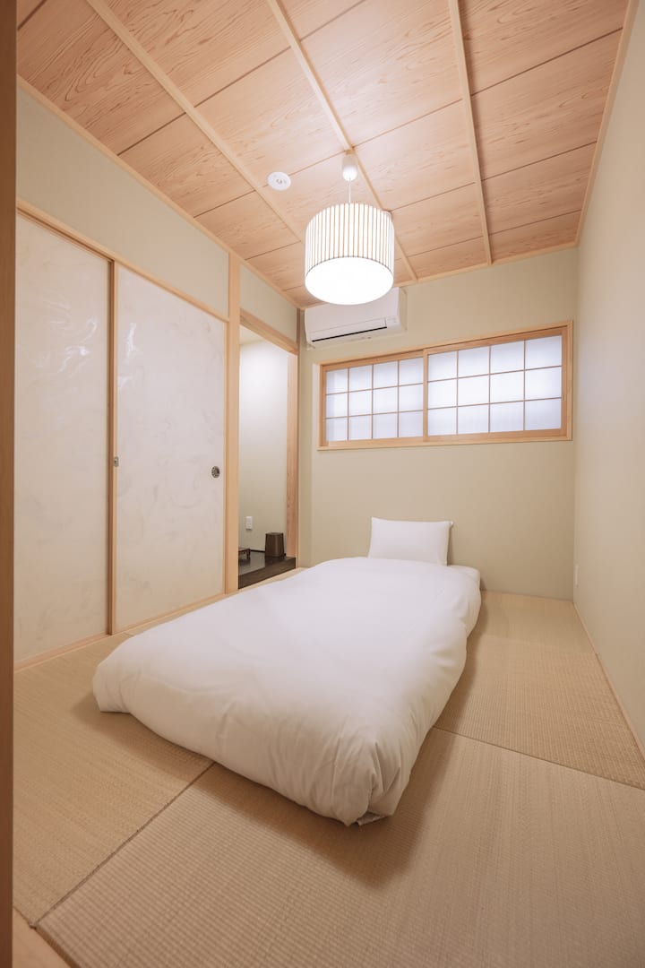 Dormitorio con tatami Ryukyu en 1F | 1樓的「琉球畳」榻榻米臥室