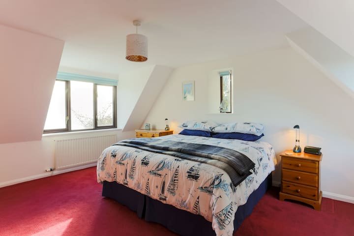 Chambre double avec vue sur la mer et lit super king size (ou 2 lits simples) plus un lit simple supplémentaire (chambre n ° 2 au premier étage)