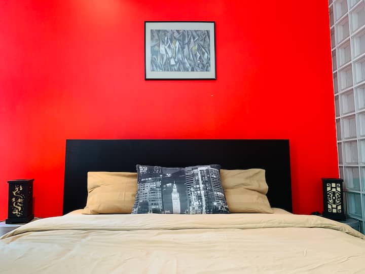 חדר שינה לאורחים (14 מ"ר):
* מיטה זוגית עם 4 מגירות מתחת
*2x שולחנות צד (עם מנורות)
*1 × שולחן/שולחן
*1 × מתלה בגדים
* גישה עצמאית למרפסת