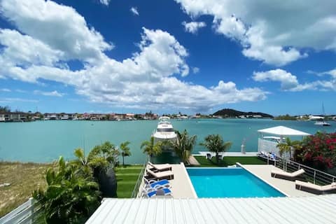 Beautiful waterfront villa - Harbour Lodge