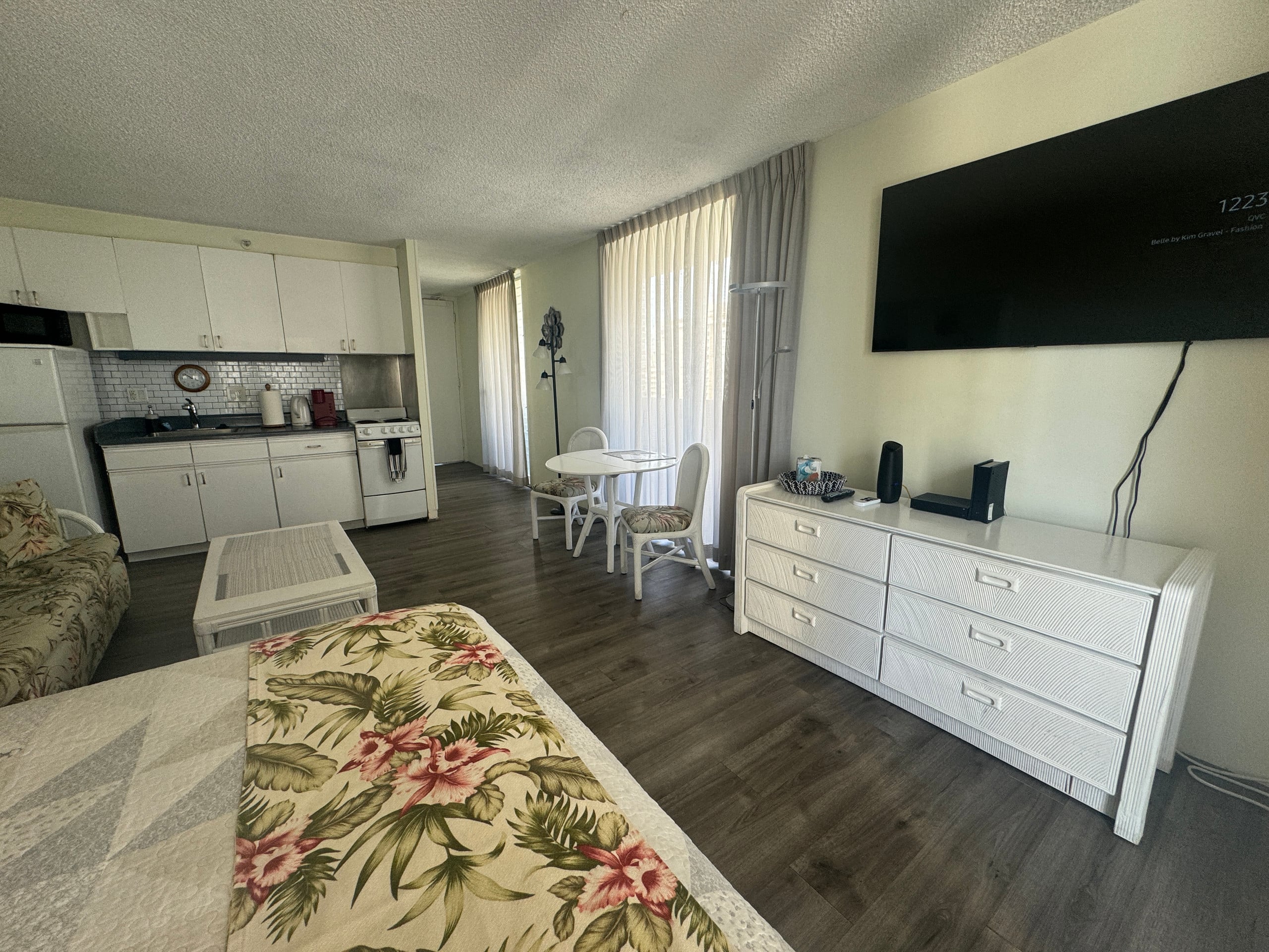 Condo in Honolulu · ★4.63 · Studio · 2 beds · 1 private bath - Image 16