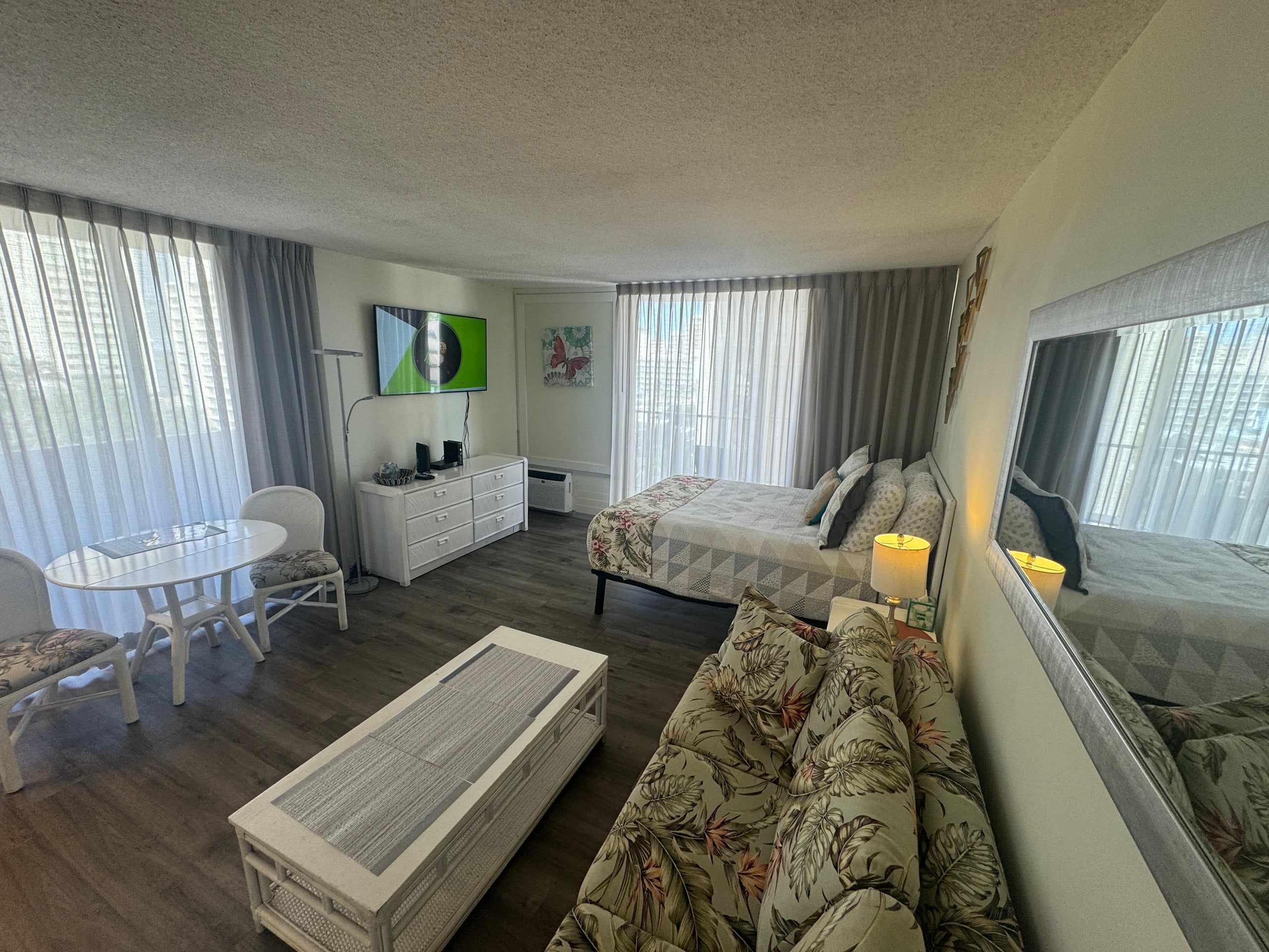 Condo in Honolulu · ★4.63 · Studio · 2 beds · 1 private bath - Image 13