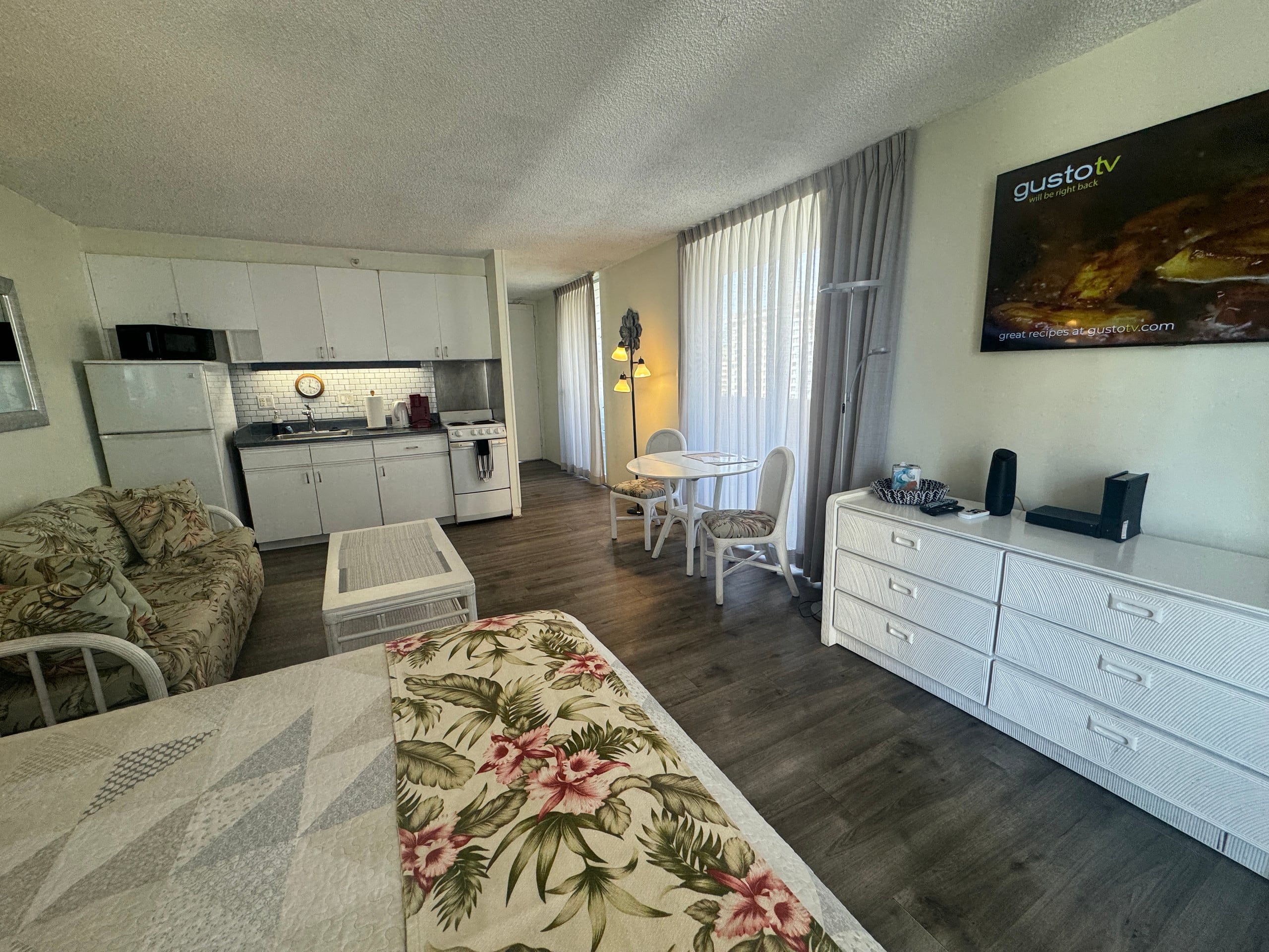 Condo in Honolulu · ★4.63 · Studio · 2 beds · 1 private bath - Image 42