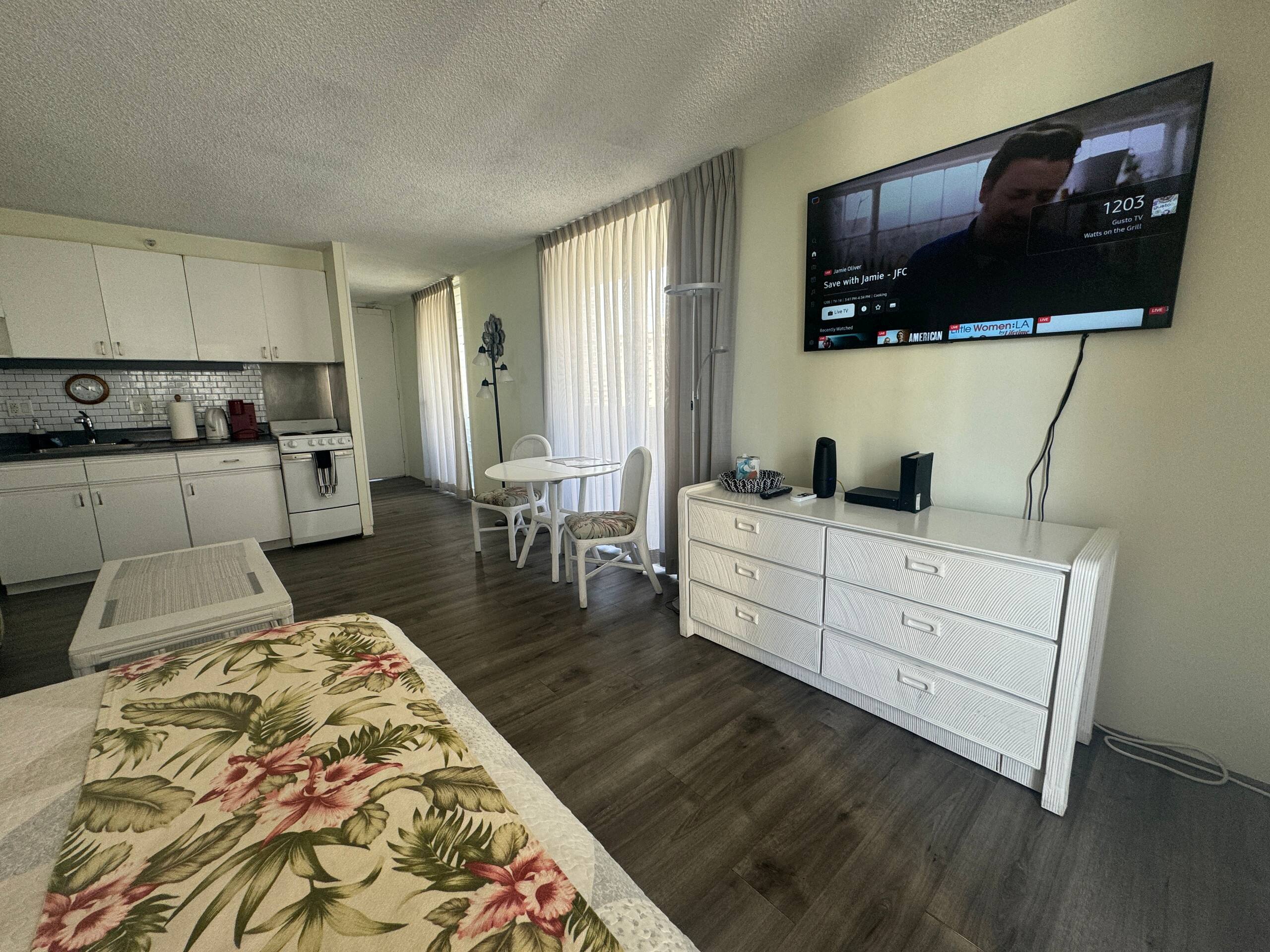 Condo in Honolulu · ★4.63 · Studio · 2 beds · 1 private bath - Image 20