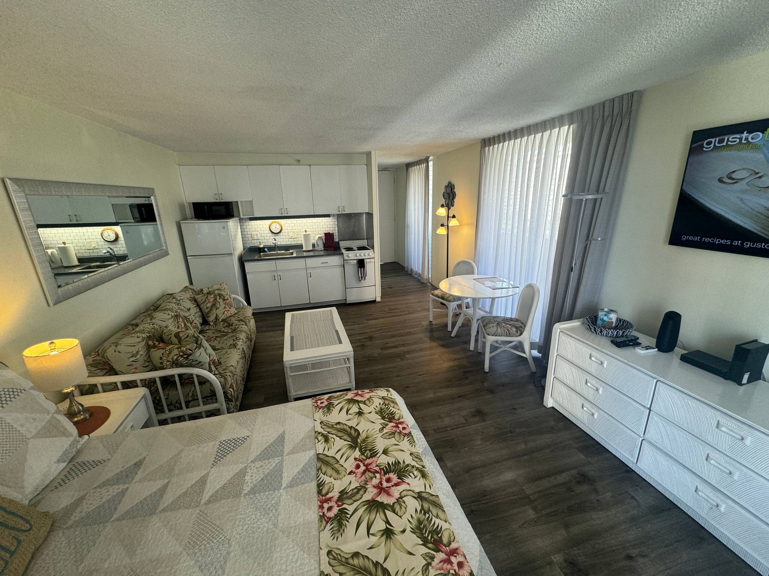 Condo in Honolulu · ★4.63 · Studio · 2 beds · 1 private bath - Image 32