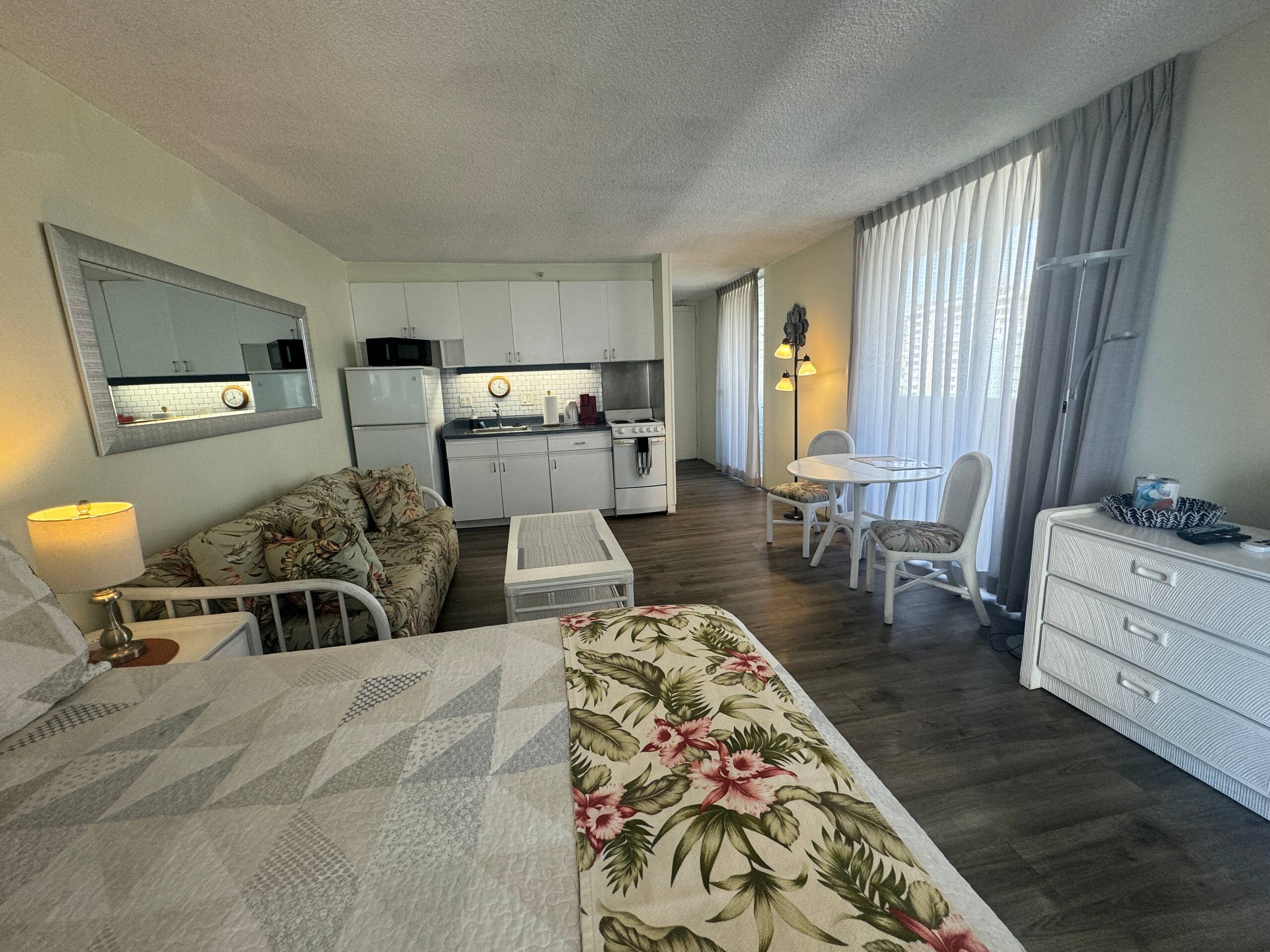 Condo in Honolulu · ★4.63 · Studio · 2 beds · 1 private bath - Image 35