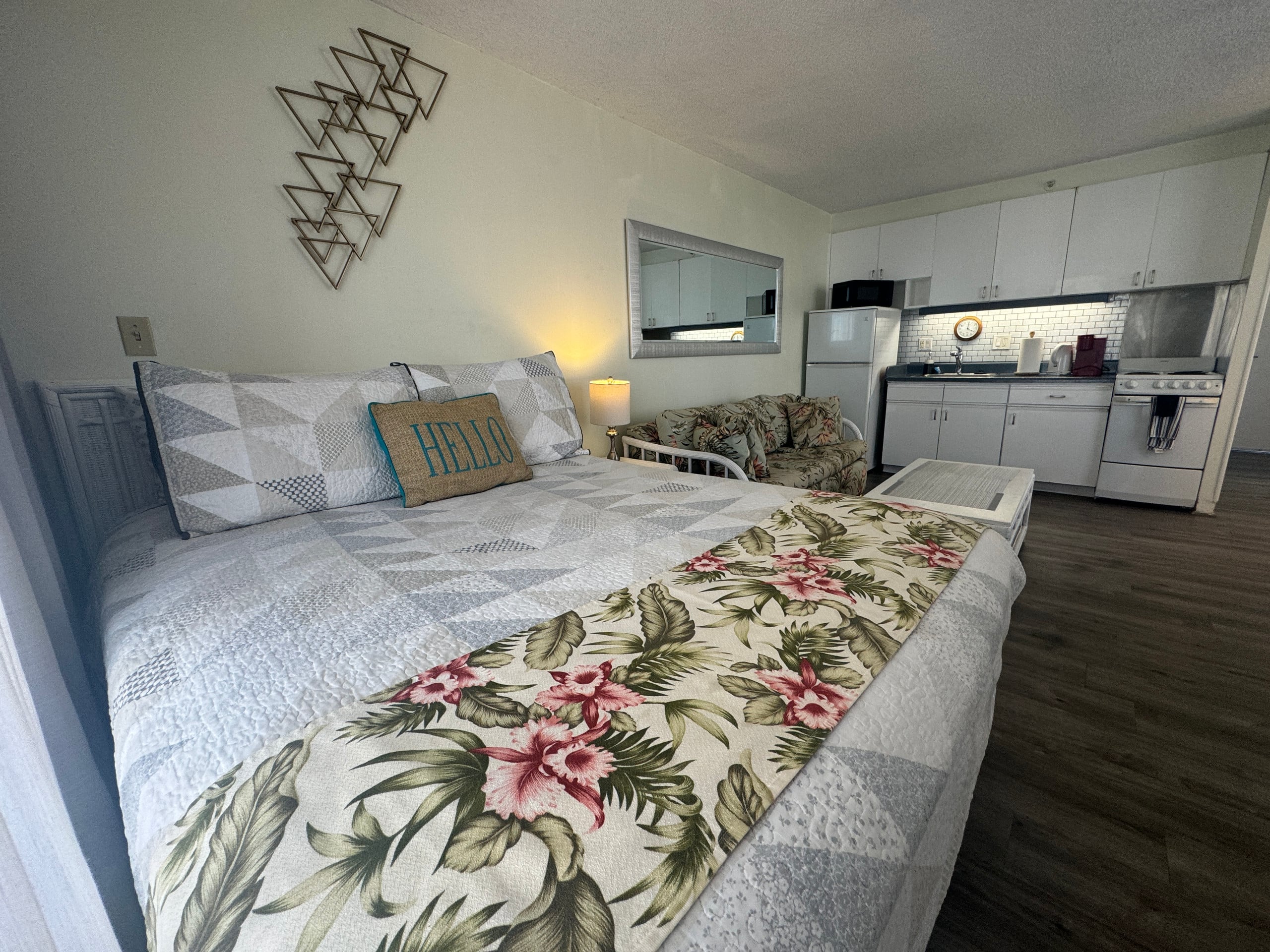 Condo in Honolulu · ★4.63 · Studio · 2 beds · 1 private bath - Image 30