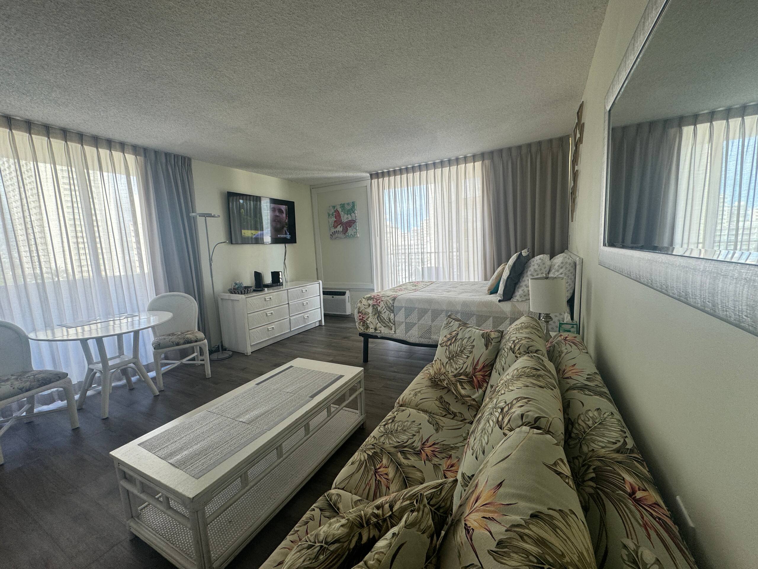 Condo in Honolulu · ★4.63 · Studio · 2 beds · 1 private bath - Image 14