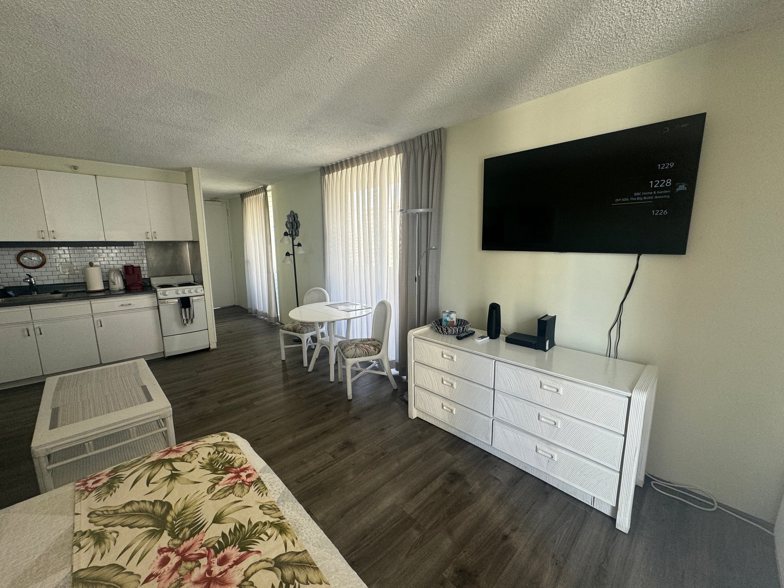 Condo in Honolulu · ★4.63 · Studio · 2 beds · 1 private bath - Image 17