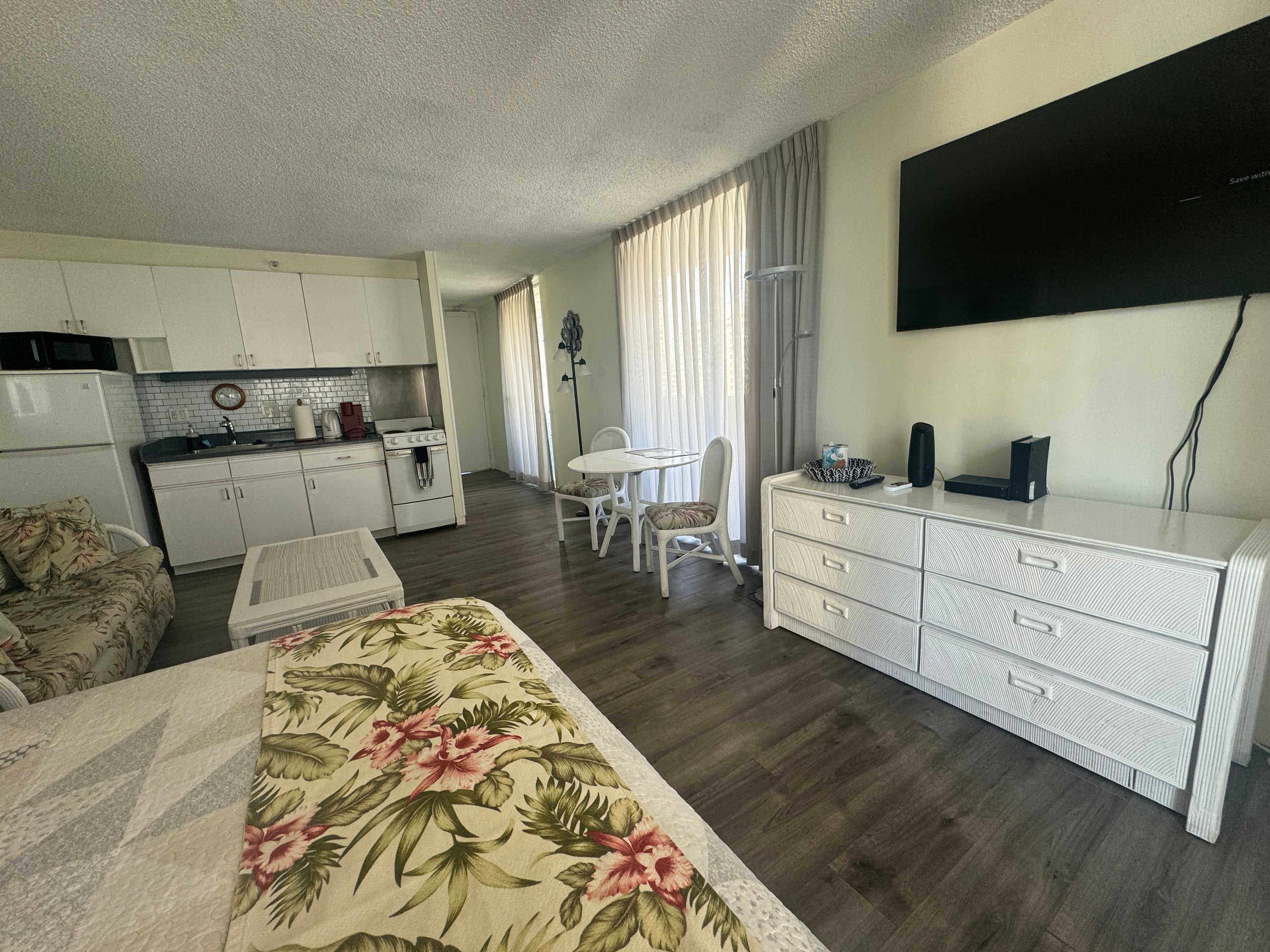 Condo in Honolulu · ★4.63 · Studio · 2 beds · 1 private bath - Image 15