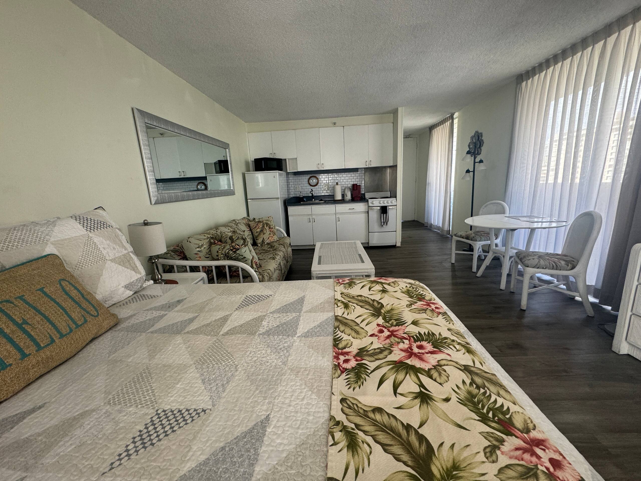 Condo in Honolulu · ★4.63 · Studio · 2 beds · 1 private bath - Image 18